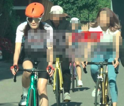 海哈金喜图片，李亚鹏90后女友罕见现身（李亚鹏小19岁女友身材太好）