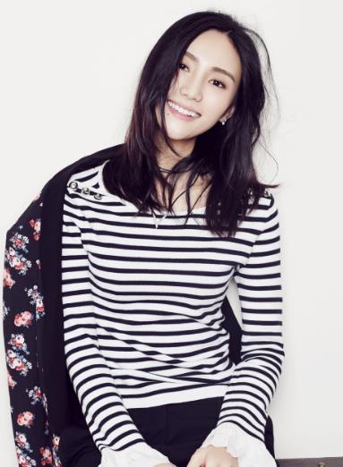 海哈金喜图片，李亚鹏90后女友罕见现身（李亚鹏小19岁女友身材太好）