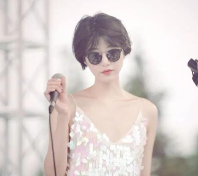 海哈金喜图片，李亚鹏90后女友罕见现身（李亚鹏小19岁女友身材太好）