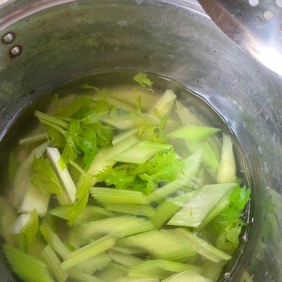 杂拌的做法（学会脆爽的西芹胡萝卜花生米杂拌儿）