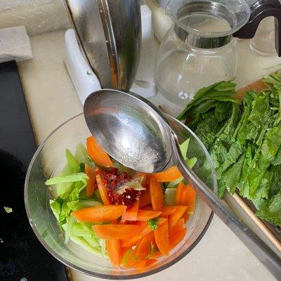 杂拌的做法（学会脆爽的西芹胡萝卜花生米杂拌儿）