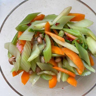 杂拌的做法（学会脆爽的西芹胡萝卜花生米杂拌儿）