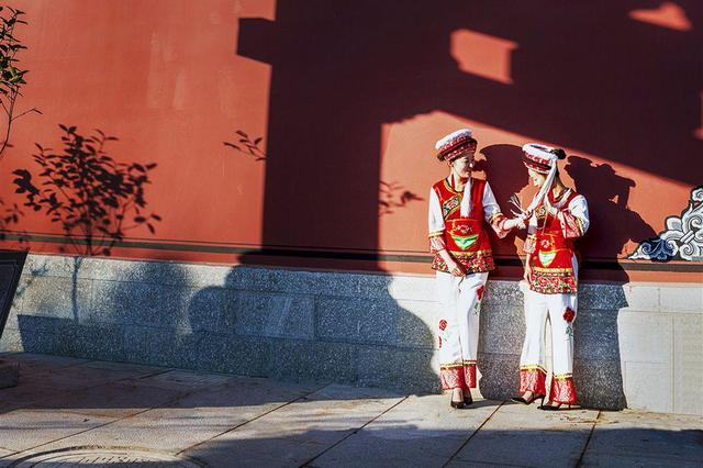 白族服饰特点，白族服饰特点介绍风俗（大理白族服饰演绎“最炫民族风”）