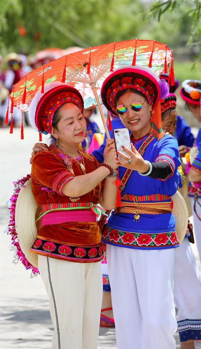 白族服饰特点，白族服饰特点介绍风俗（大理白族服饰演绎“最炫民族风”）