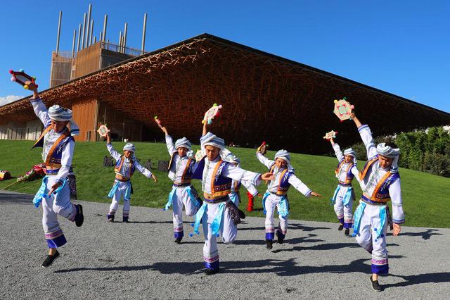 白族服饰特点，白族服饰特点介绍风俗（大理白族服饰演绎“最炫民族风”）