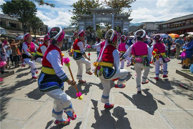 白族服饰特点，白族服饰特点介绍风俗（大理白族服饰演绎“最炫民族风”）
