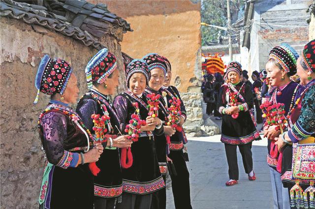 白族服饰特点，白族服饰特点介绍风俗（大理白族服饰演绎“最炫民族风”）