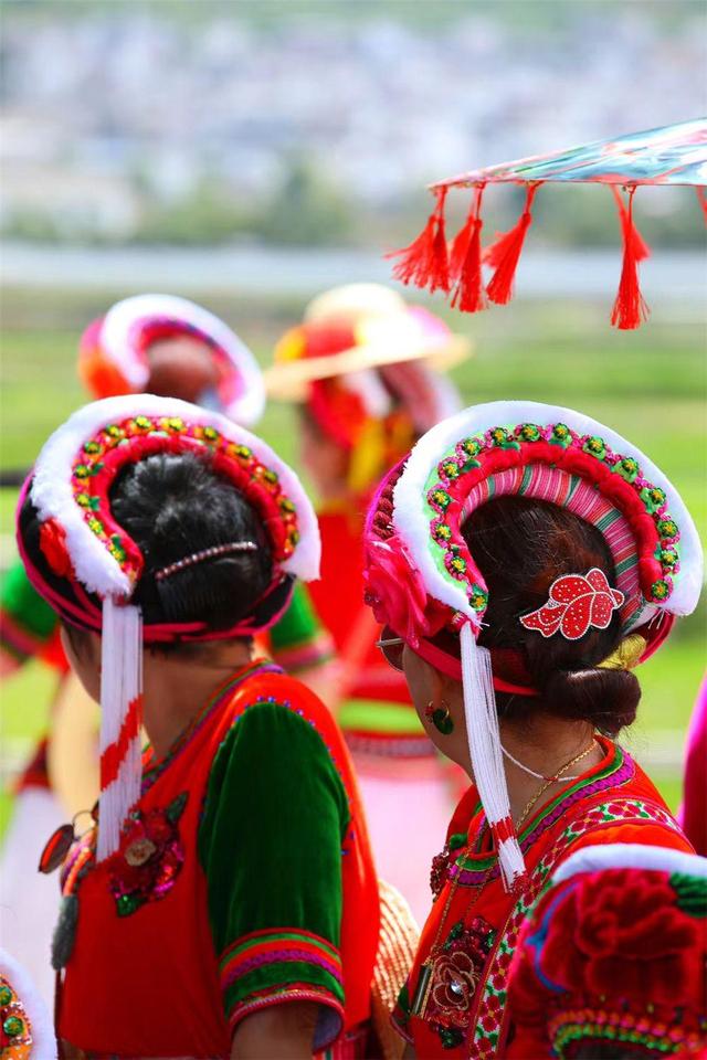 白族服饰特点，白族服饰特点介绍风俗（大理白族服饰演绎“最炫民族风”）