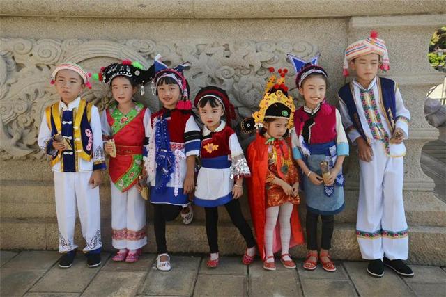 白族服饰特点，白族服饰特点介绍风俗（大理白族服饰演绎“最炫民族风”）
