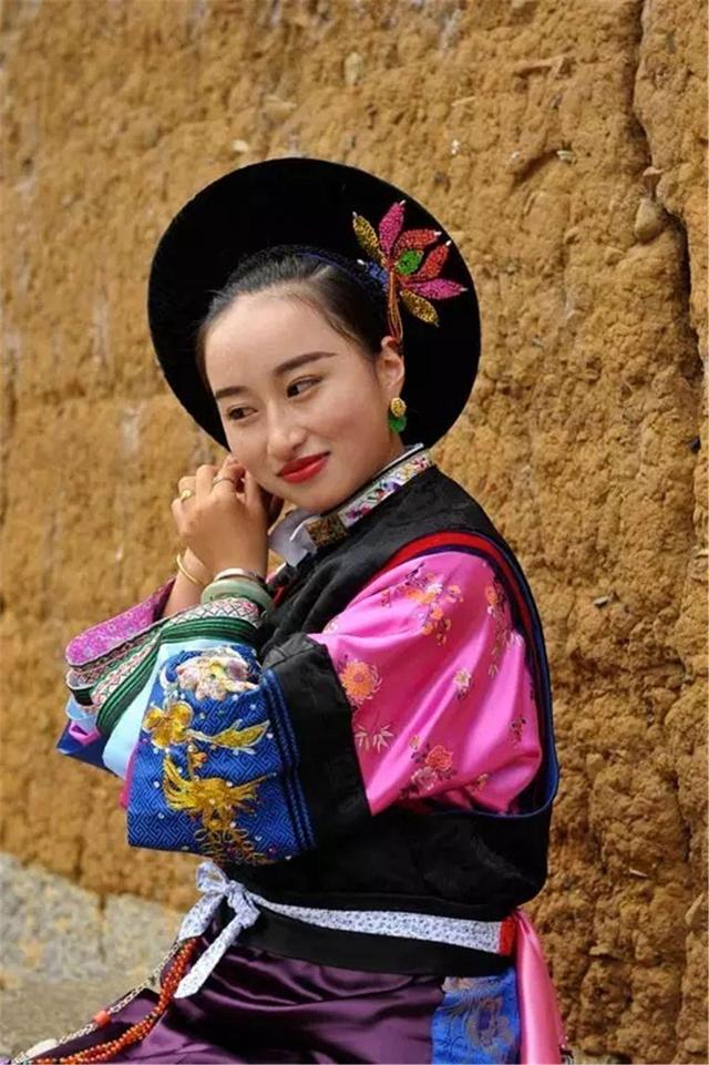 白族服饰特点，白族服饰特点介绍风俗（大理白族服饰演绎“最炫民族风”）