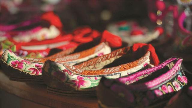 白族服饰特点，白族服饰特点介绍风俗（大理白族服饰演绎“最炫民族风”）