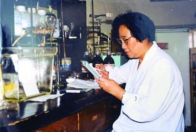 屠呦呦的励志故事200字，以屠呦呦的故事写作文（青蒿素是中医药献给世界的礼物）