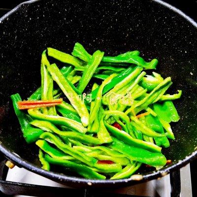爆炒牛柳的正宗做法，爆炒牛柳的正宗做法窍门（#仙女们的私藏鲜法大PK#蚝油牛柳炒青椒）