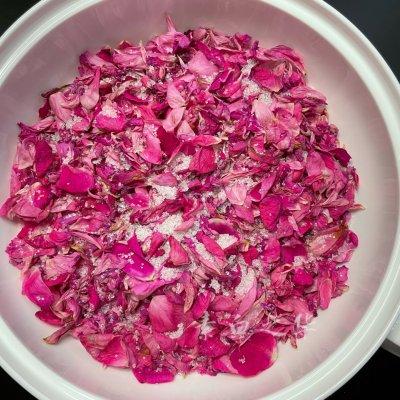 玫瑰花茶的制作方法，玫瑰花茶的制作方法手工（配着这盘玫瑰花蜜茶）