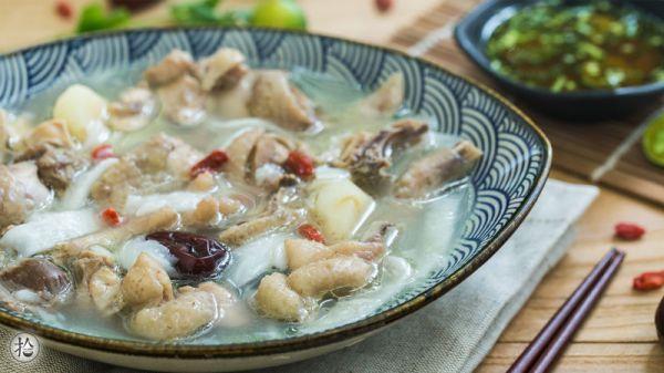 椰青怎么吃，椰子怎么吃?怎么打开?视频（这道清甜椰子鸡简单成这样）