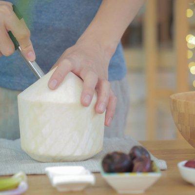 椰青怎么吃，椰子怎么吃?怎么打开?视频（这道清甜椰子鸡简单成这样）