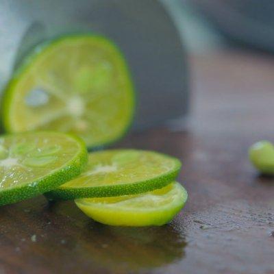 椰青怎么吃，椰子怎么吃?怎么打开?视频（这道清甜椰子鸡简单成这样）