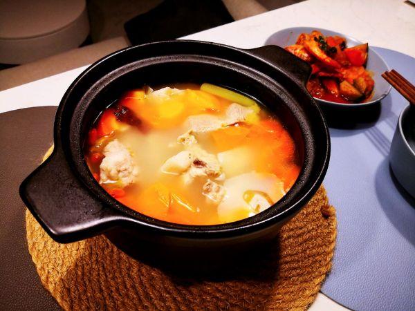 排骨藕汤怎么做好吃，排骨藕汤怎么熬才好喝（百吃不腻的暖心•排骨莲藕汤教程）