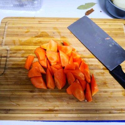 排骨藕汤怎么做好吃，排骨藕汤怎么熬才好喝（百吃不腻的暖心•排骨莲藕汤教程）