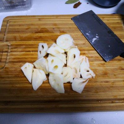 排骨藕汤怎么做好吃，排骨藕汤怎么熬才好喝（百吃不腻的暖心•排骨莲藕汤教程）