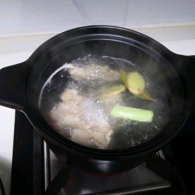 排骨藕汤怎么做好吃，排骨藕汤怎么熬才好喝（百吃不腻的暖心•排骨莲藕汤教程）