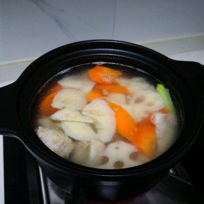 排骨藕汤怎么做好吃，排骨藕汤怎么熬才好喝（百吃不腻的暖心•排骨莲藕汤教程）