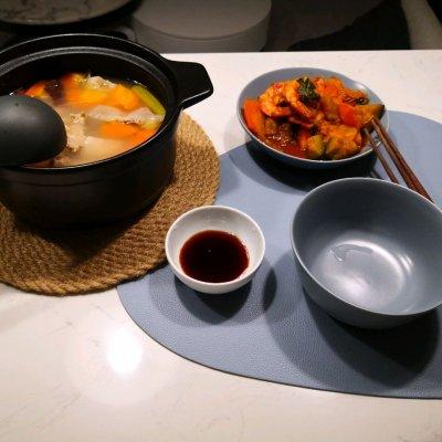 排骨藕汤怎么做好吃，排骨藕汤怎么熬才好喝（百吃不腻的暖心•排骨莲藕汤教程）