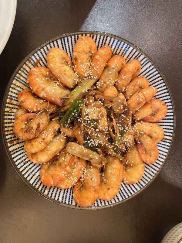 菜谱葱爆虾的步骤，葱爆虾（开胃解腻葱油爆虾，一盘可不够）