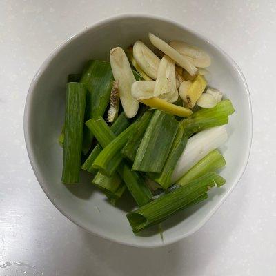 菜谱葱爆虾的步骤，葱爆虾（开胃解腻葱油爆虾，一盘可不够）