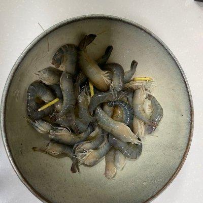 菜谱葱爆虾的步骤，葱爆虾（开胃解腻葱油爆虾，一盘可不够）
