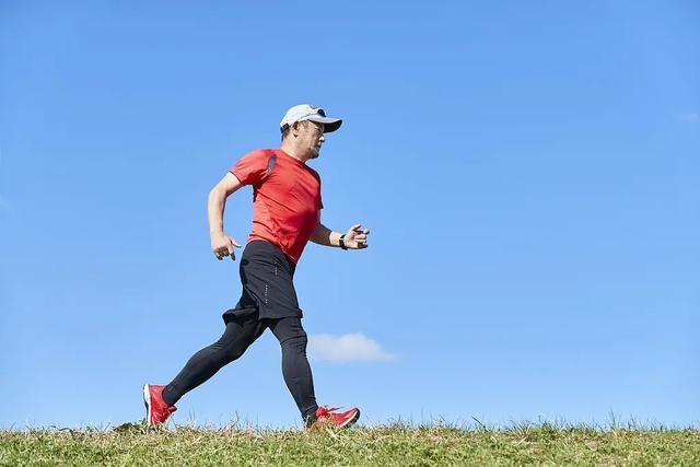 防晒衣什么颜色最防晒，夏季防晒衣什么颜色最防晒（原来我们一直都穿错了）