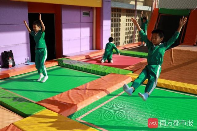 体育在现代生活中的作用是什么（锻炼不仅是为了强健身体）