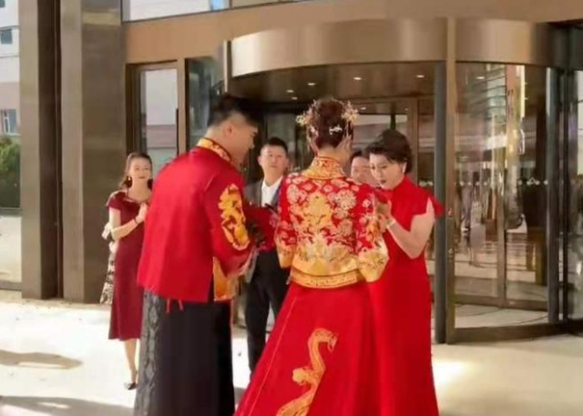 闫学晶儿子林傲霏大婚排场十足！，闫学晶儿子林傲霏大婚,闫学晶在台上致辞1个多小时（潘长江杨立新等到场祝贺排场大）