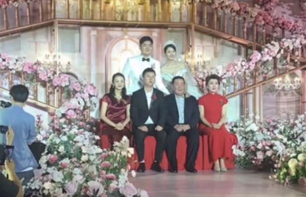 闫学晶儿子林傲霏大婚排场十足！，闫学晶儿子林傲霏大婚,闫学晶在台上致辞1个多小时（潘长江杨立新等到场祝贺排场大）