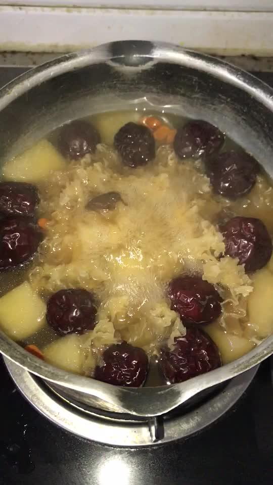 小吊梨汤的做法，老少皆宜的小吊梨汤的做法（做好百喝不腻的小吊梨汤）