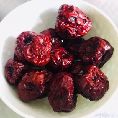 小吊梨汤的做法，老少皆宜的小吊梨汤的做法（做好百喝不腻的小吊梨汤）