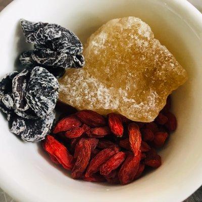 小吊梨汤的做法，老少皆宜的小吊梨汤的做法（做好百喝不腻的小吊梨汤）