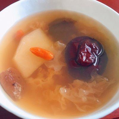 小吊梨汤的做法，老少皆宜的小吊梨汤的做法（做好百喝不腻的小吊梨汤）