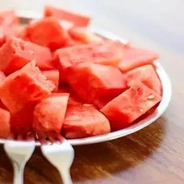 西瓜皮有哪些功效与作用，西瓜皮的功效与作用吃法大全（哪些人不宜吃西瓜）