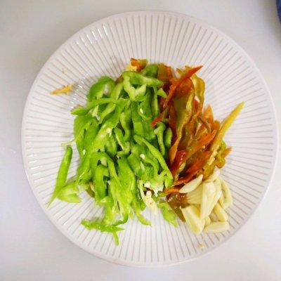 炒辣牛肉丝怎么做，辣炒牛肉丝的家常做法（成就招牌美味#螺丝椒炒牛肉丝）