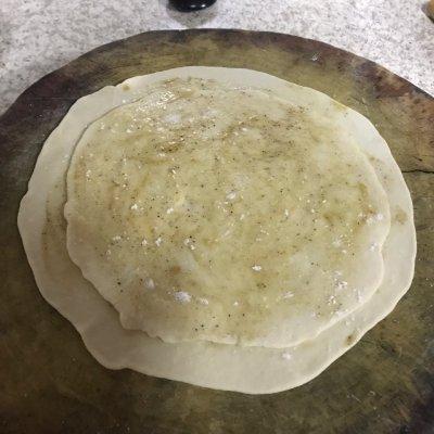 千层饼怎么做的，千层饼做法起层酥脆有秘诀（千层饼你这么做，不怕你不上瘾）