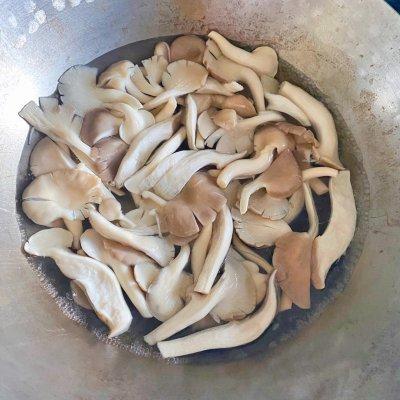 炸蘑菇用不用焯水，炸蘑菇需不需要焯水很多人错了（在家也能做出炸蘑菇）