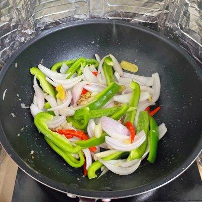 手撕鱿鱼的做法，芥末手撕鱿鱼的做法（成就招牌美味#爆炒鱿鱼）