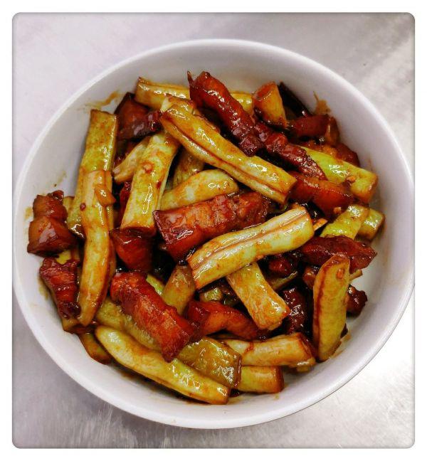 红烧肉里适合炖啥菜（餐厅必点的红烧肉炖豆角）