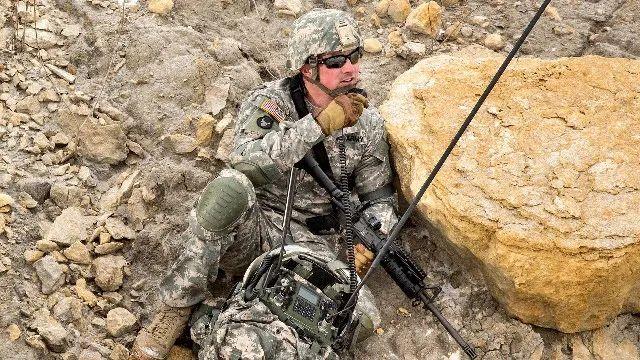 单兵作战系统，单兵装备多少钱（军用电台与手机工作原理有何不同）