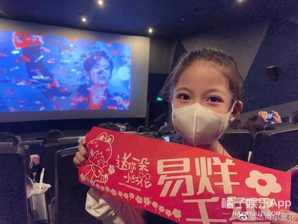 还记得《放开我北鼻》里的小葱花吗？她现在长这样