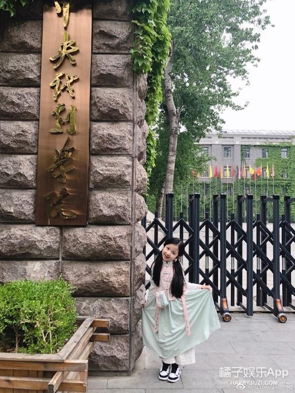 还记得《放开我北鼻》里的小葱花吗？她现在长这样