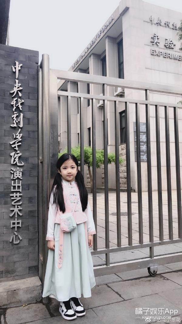 还记得《放开我北鼻》里的小葱花吗？她现在长这样