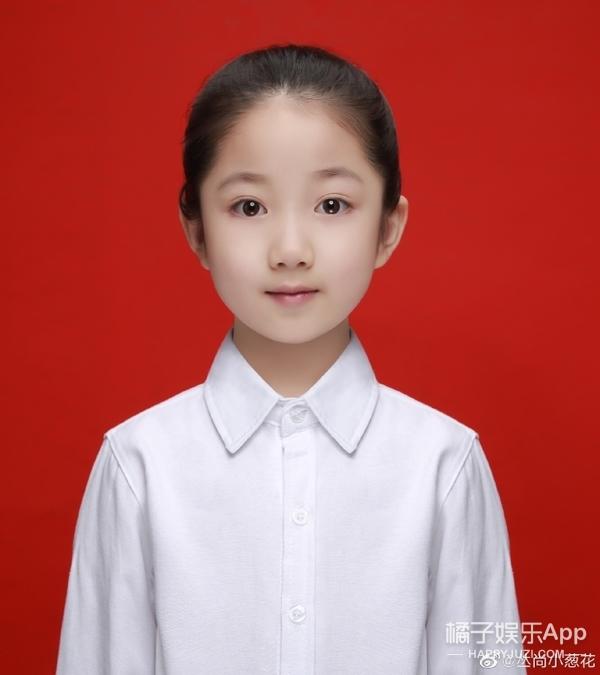 还记得《放开我北鼻》里的小葱花吗？她现在长这样
