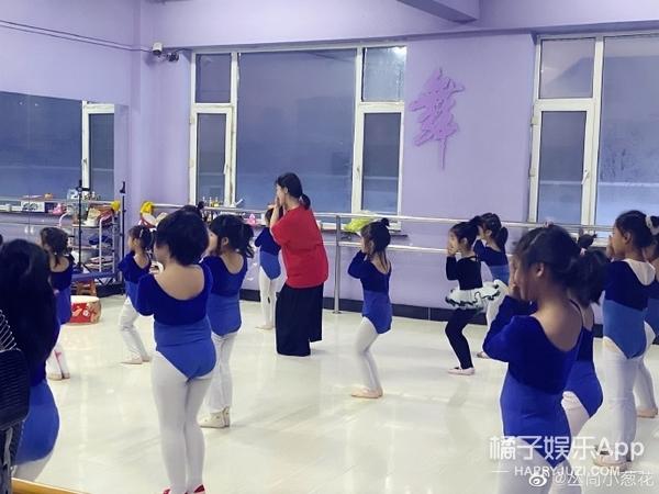还记得《放开我北鼻》里的小葱花吗？她现在长这样